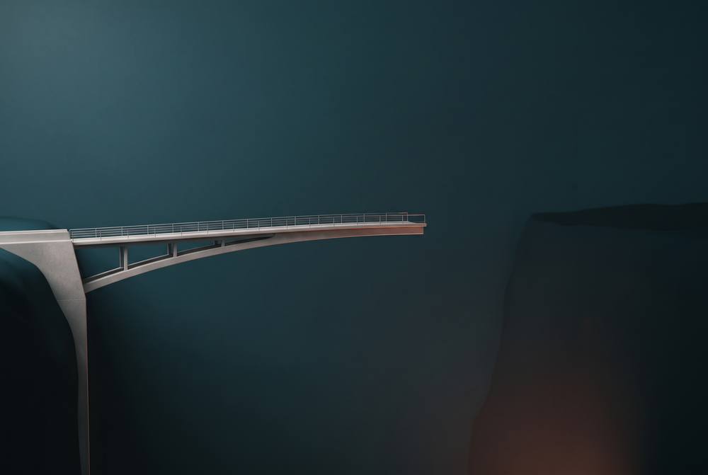 Eine schlanke Brücke endet über einer Lücke, die Gegenseite bleibt unerreicht.